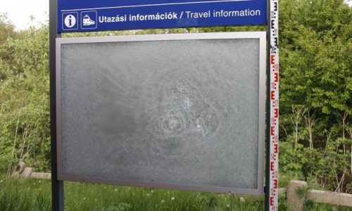 14 éves fiatalok rongáltak meg több információs táblát