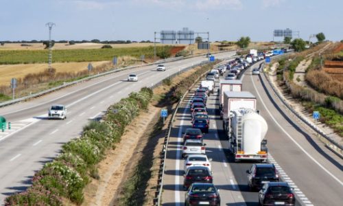 Baleset miatt torlódik a forgalom az M1-esen, Tatánál