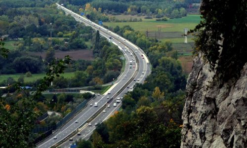 Burkolatjavítás miatt forgalomkorlátozás lesz az M1-es autópályán Győr és Tata között