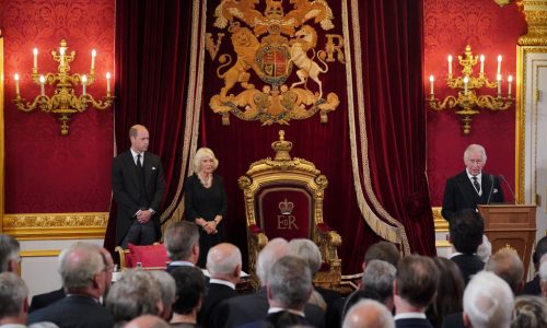 Hivatalosan is az Egyesült Királyság uralkodójává nyilvánították III. Károlyt