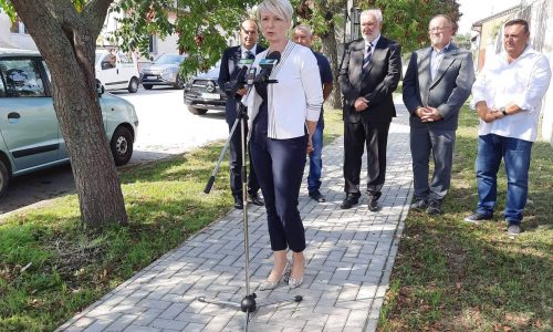 Átadták a felújított járdát Komáromban