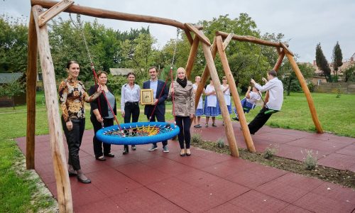 Elkészült az esztergomi Szent Rita Fogyatékosok Otthona új játszótere