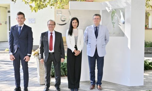 Emlékművet avattak  Richter Gedeon gyáralapító születésének 150. évfordulóján Dorogon