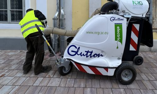Elektromos városi hulladékszívó járja Esztergom utcáit