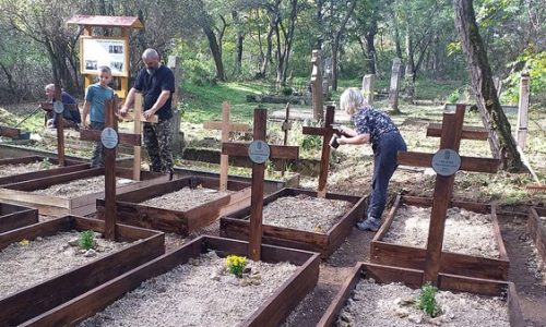 Megújultak a majki katonasírok