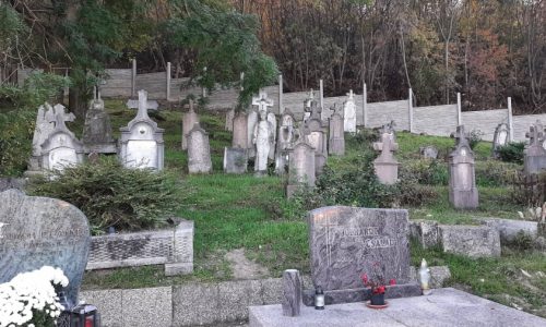 Felújítási munkálatokat végeztek a csolnoki temetőnél