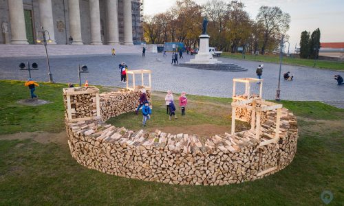 Tűzifából készül az adventi koszorú az Esztergomi Bazilikánál
