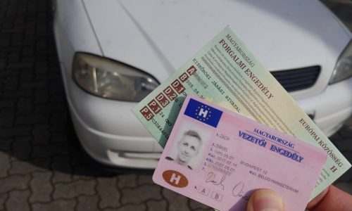 Januártól már nem kell magunknál tartani a jogosítványt és a forgalmi engedélyt