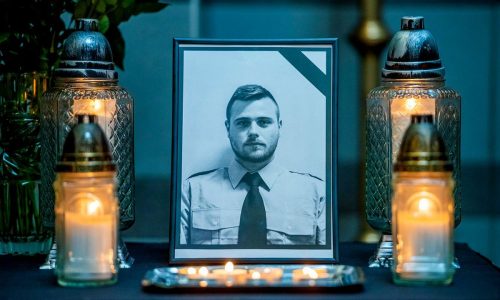 Hősi halottá nyilvánították az elhunyt rendőrt