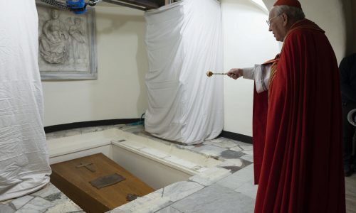 Látogatható XVI. Benedek sírja a Szent Péter-bazilikában