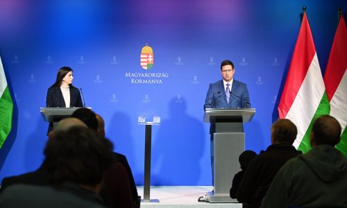 A kormány fenntartja a 350 ezer családot érintő kamatstopot, de az árstopokat is
