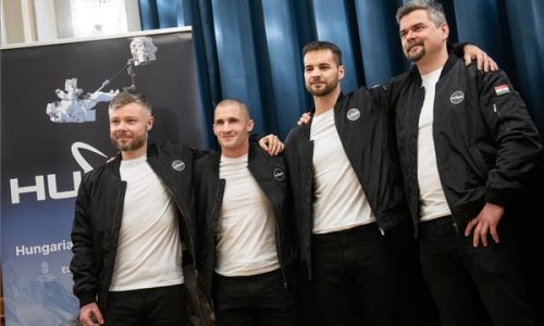 Bemutatták hazánk hivatásos űrhajós állományát