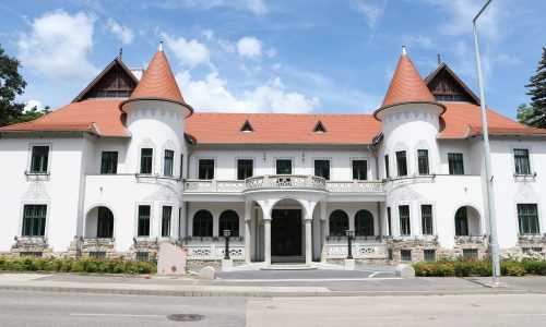 Megújult Tatabánya ikonikus épülete, a Tulipános Ház