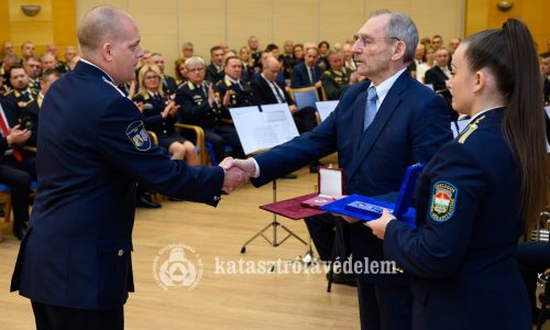 Elismeréseket kaptak a vármegye tűzoltói
