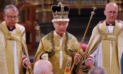 Megkoronázták a brit uralkodót