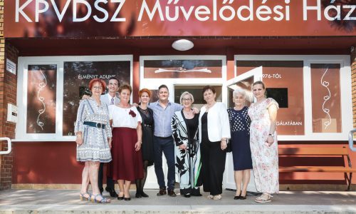 Átadták a felújított KPVDSZ Művelődési Házat Tatabányán