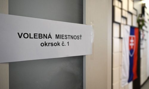 Kifüggesztik a visszalépő jelöltek listáját a szavazóhelyiségben Szlovákiában