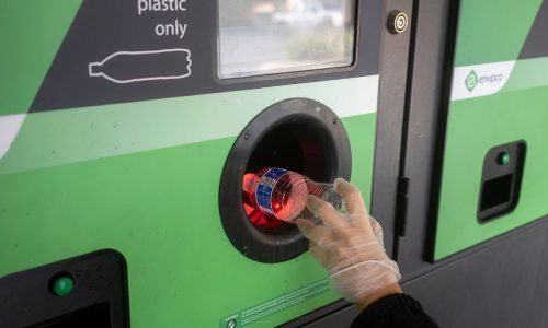 Elkezdődött az új italcsomagolás-visszaváltó automaták telepítése az üzletekben