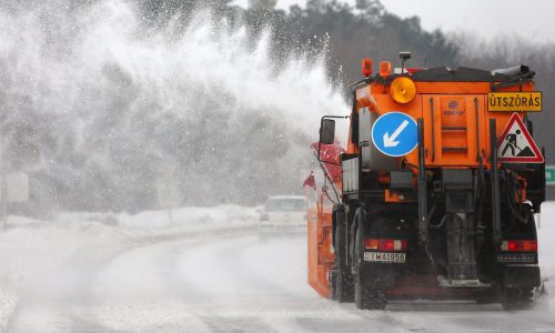 Havazás várható, a közútkezelő megkezdte a sószórást