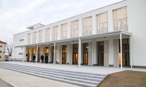 Felújították nyergesújfalui Ady Endre Művelődési Központ és Könyvtár épületét